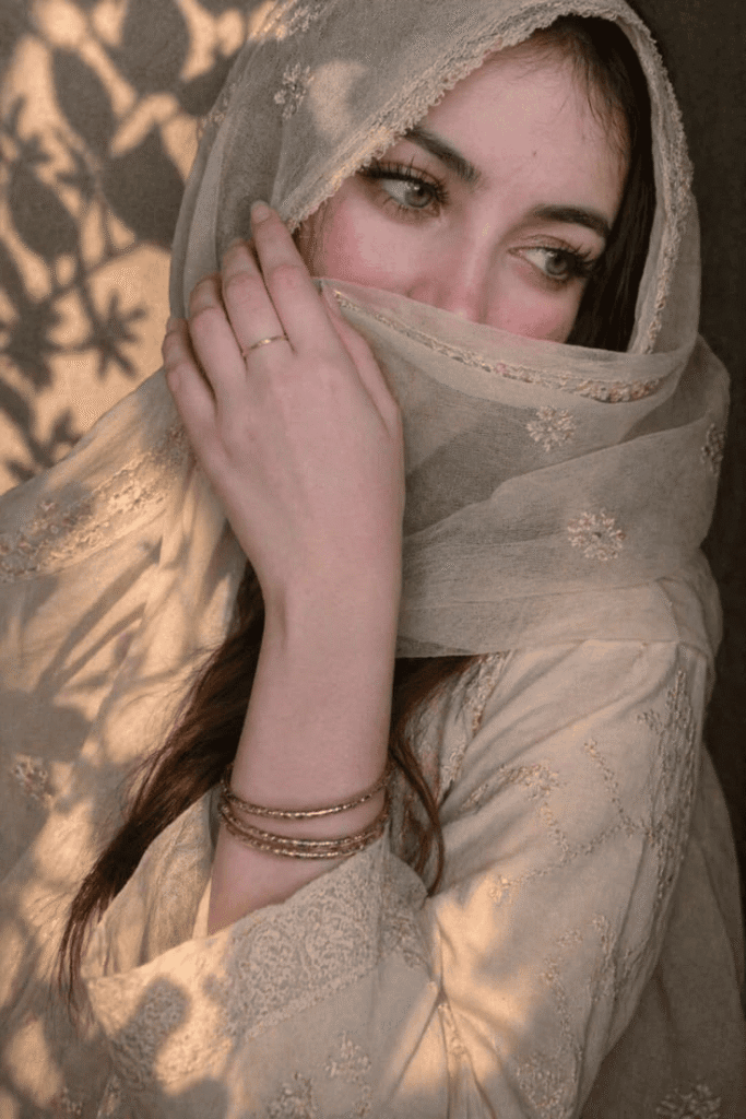Hidden Face Girl DP Ideas